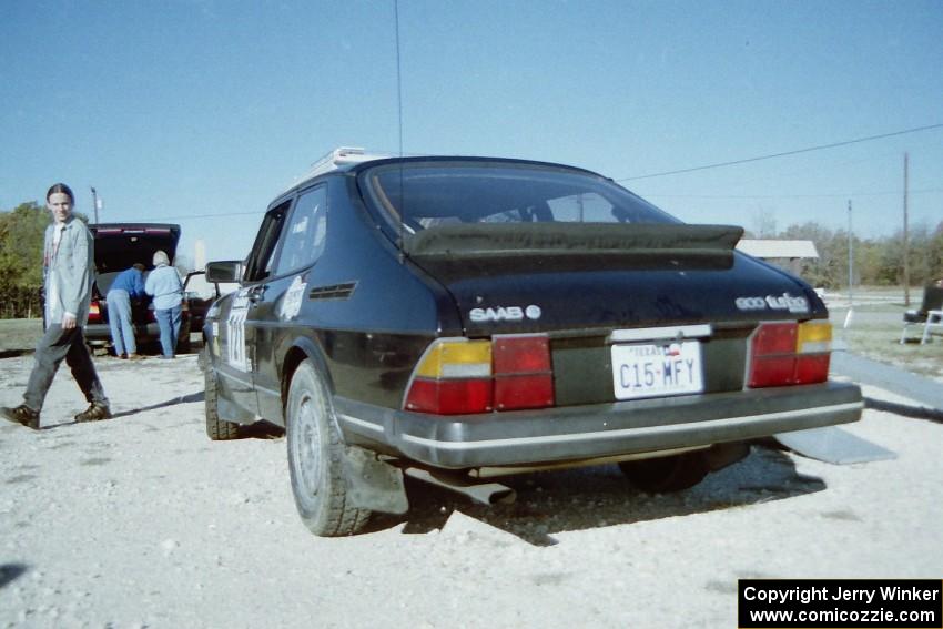 The Richard Miller / Juanita Miller SAAB 900 before the event.