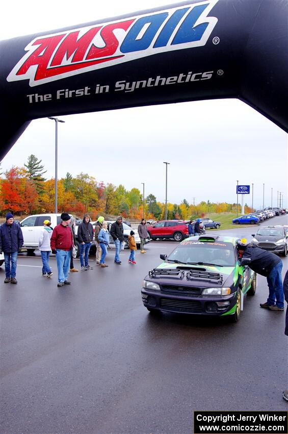 Carlos Neto / Fabio Costa Subaru 2.5RS leaves the ceremonial start.