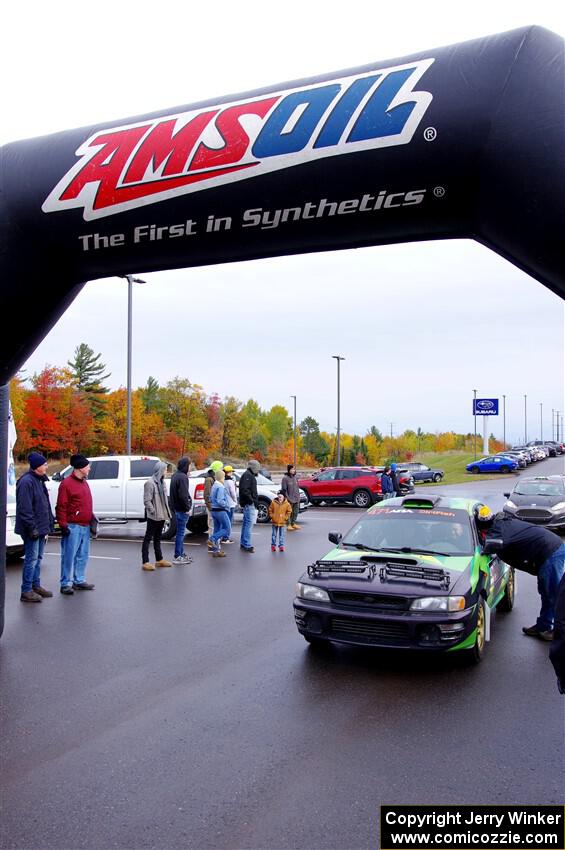 Carlos Neto / Fabio Costa Subaru 2.5RS leaves the ceremonial start.