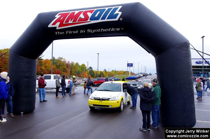 Drake Willis / Forrest Wilde Ford Focus leaves the ceremonial start.