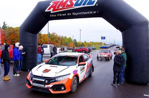 Gabriel Nieves / Thomas Hoster Honda Civic Type R leaves the ceremonial start.