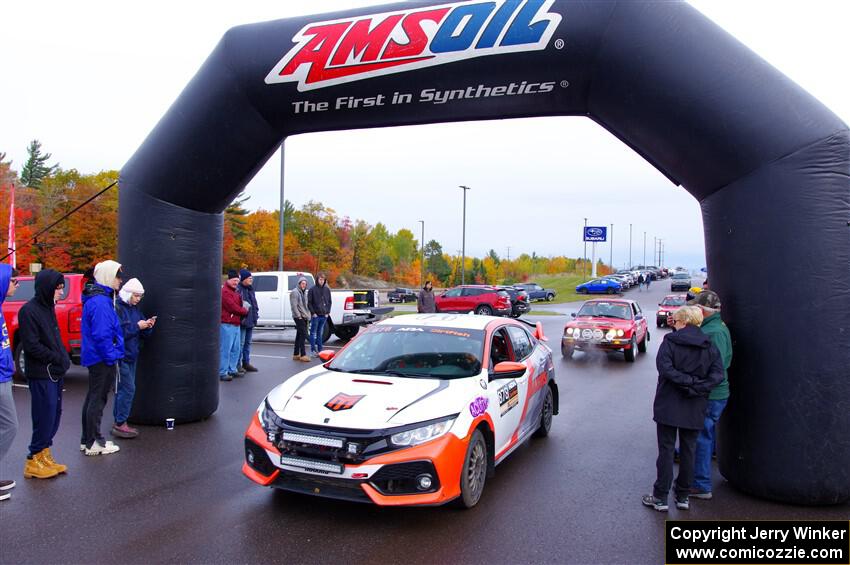 Gabriel Nieves / Thomas Hoster Honda Civic Type R leaves the ceremonial start.