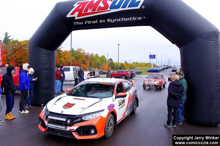 Gabriel Nieves / Thomas Hoster Honda Civic Type R leaves the ceremonial start.