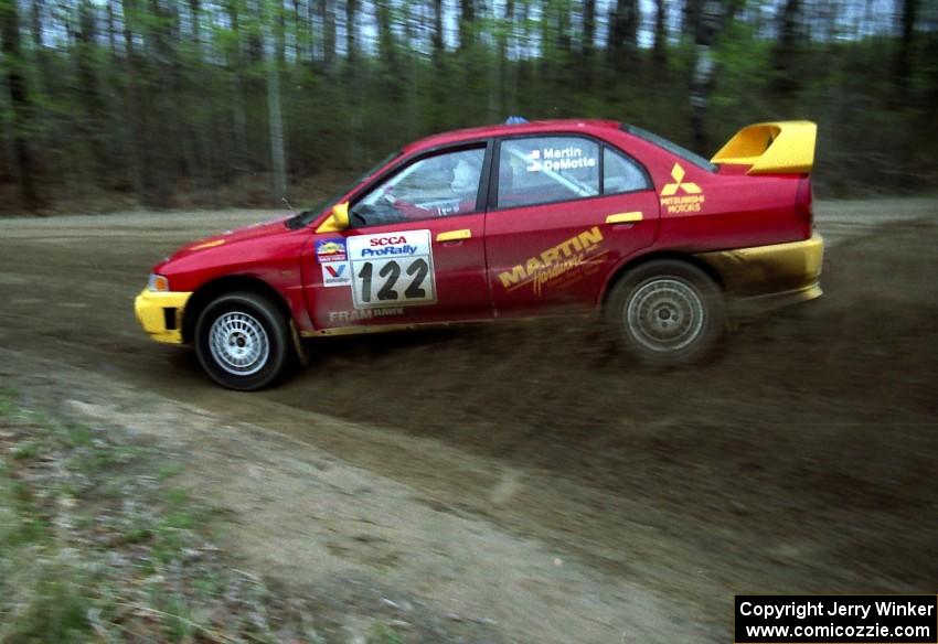 Dennis Martin / Kim DeMotte drift their Mitsubishi Lancer Evo IV through a 90-left on SS2.