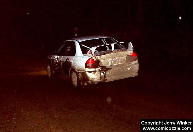 Brian Scott / David Watts at speed at night in their Mitsubishi Lancer Evo IV.