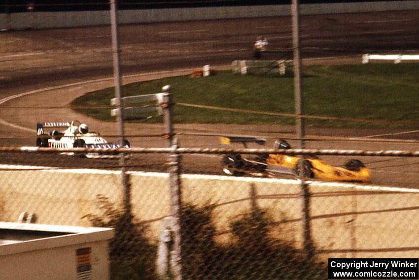 Dan Park's Lola T-320 ahead of Dave McMillan's Ralt RT-1