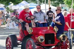 Jeff Campbell's 1906 Wayne at the finish.