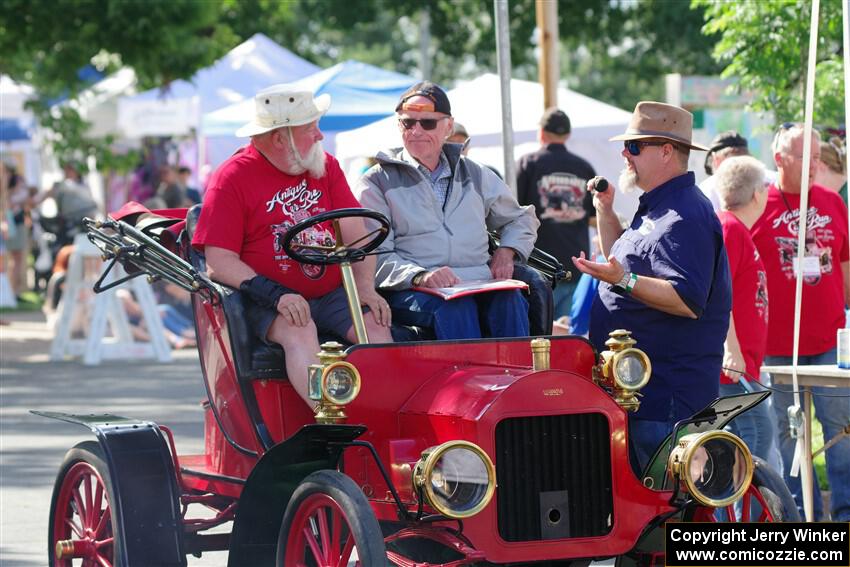 Jeff Campbell's 1906 Wayne at the finish.