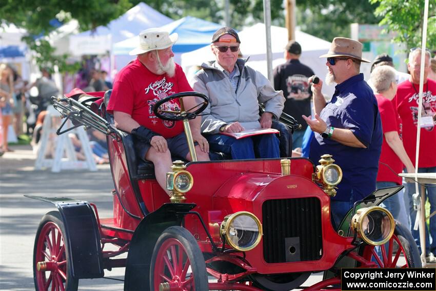 Jeff Campbell's 1906 Wayne at the finish.
