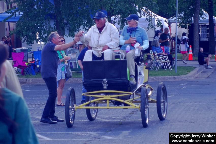 Herb de la Porte / Sheila de la Porte 1901 Locomobile at the finish.