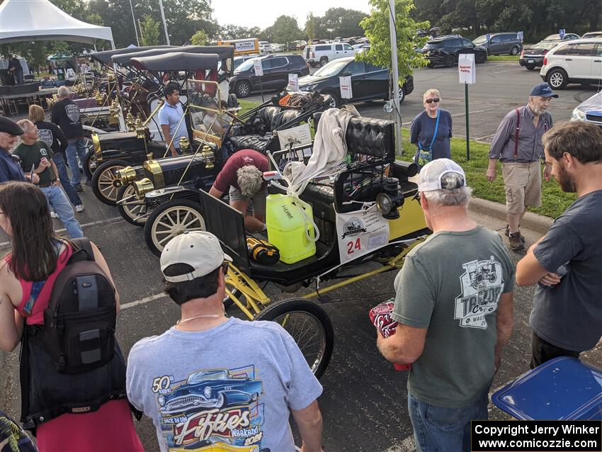 Herb de la Porte / Sheila de la Porte 1901 Locomobile at the finish.