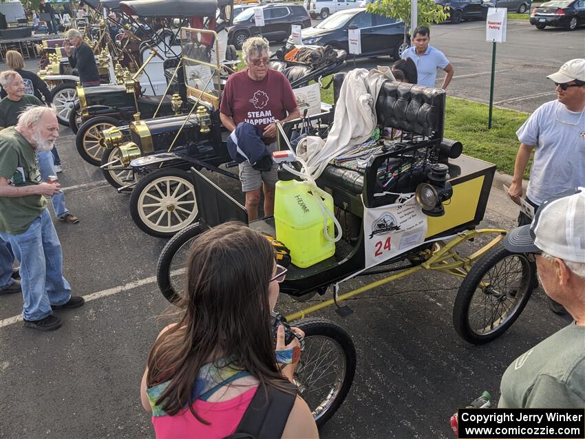 Herb de la Porte / Sheila de la Porte 1901 Locomobile at the finish.