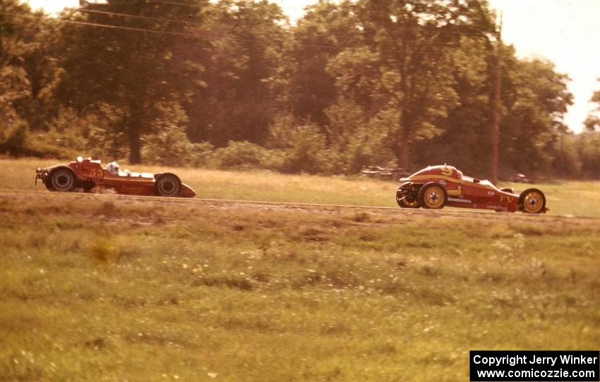 Darrell Peterson's Lynx B leads John Hogdal's Napmobile RJ-1 in the Formula Vee race.