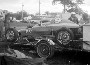 Mike Leary ran in the Pro Formula Vee race in his Lynx B