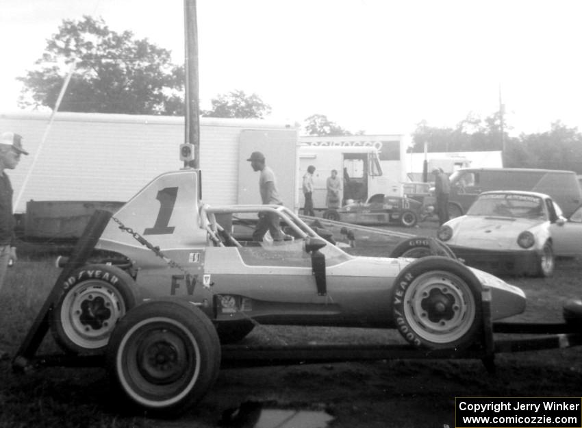 Steve Thomson ran in the Pro Formula Vee race in his Penetrator