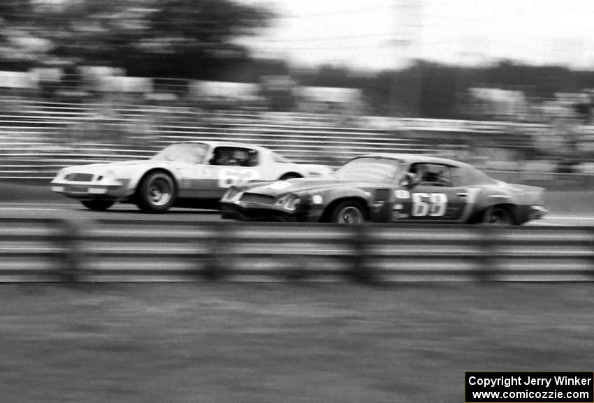 The  Chevy Camaros of Jocko Maggiacomo (62) and Dennis Linker (68) battle early on.
