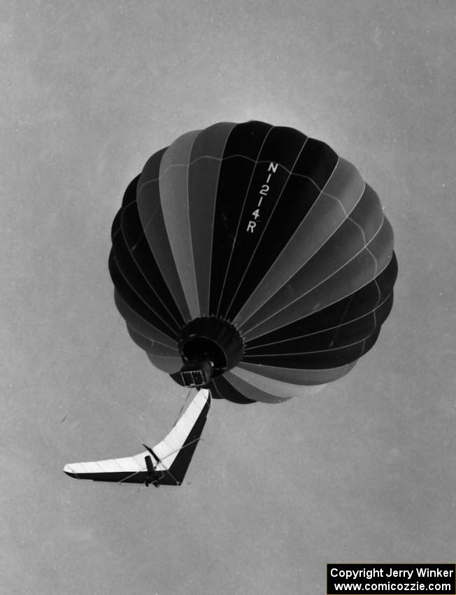 Hot air balloon carrying a hang-glider