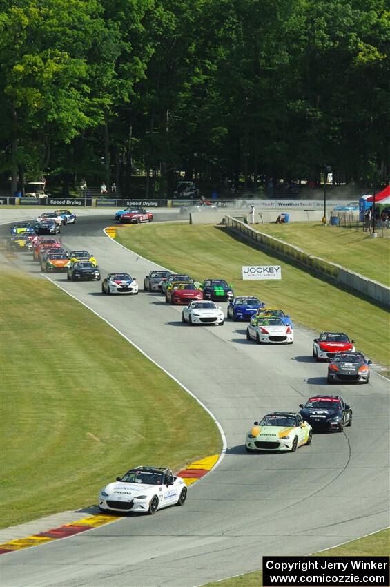 The field comes into the Hurry Downs on lap 1 of race 1.