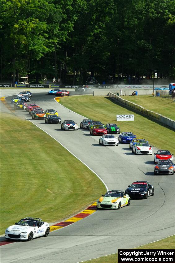 The field comes into the Hurry Downs on lap 1 of race 1.