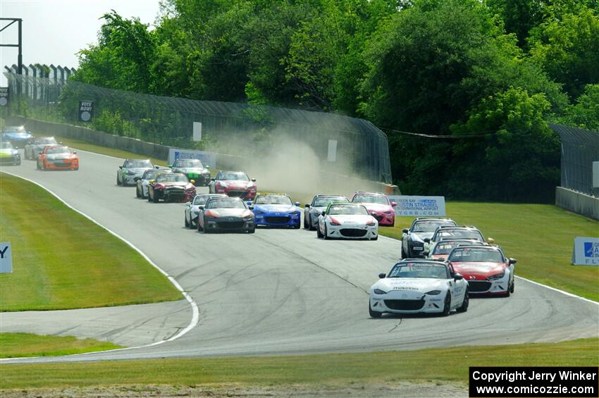 The field comes into turn 3 on the restart of race 1.