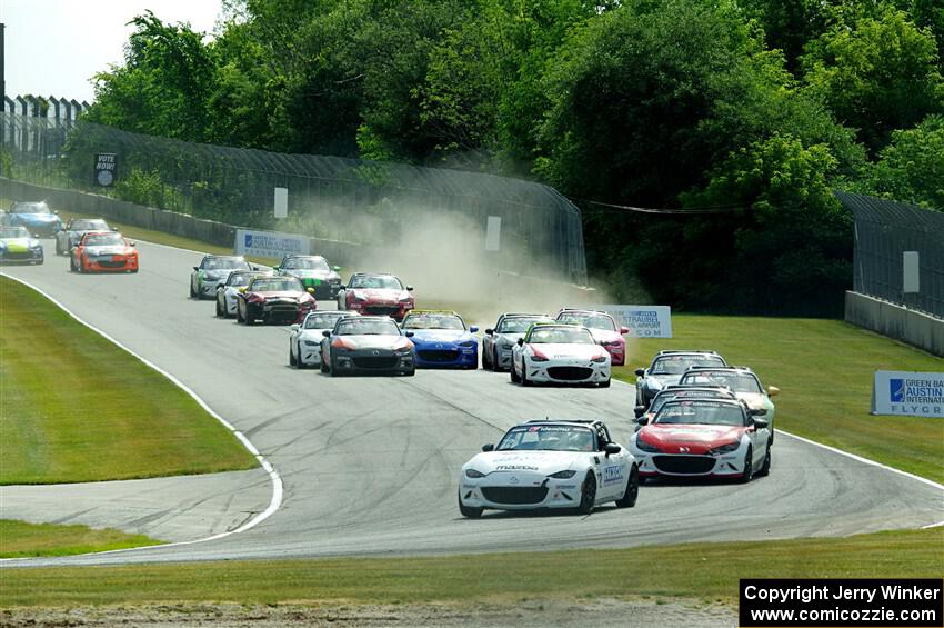 The field comes into turn 3 on the restart of race 1.
