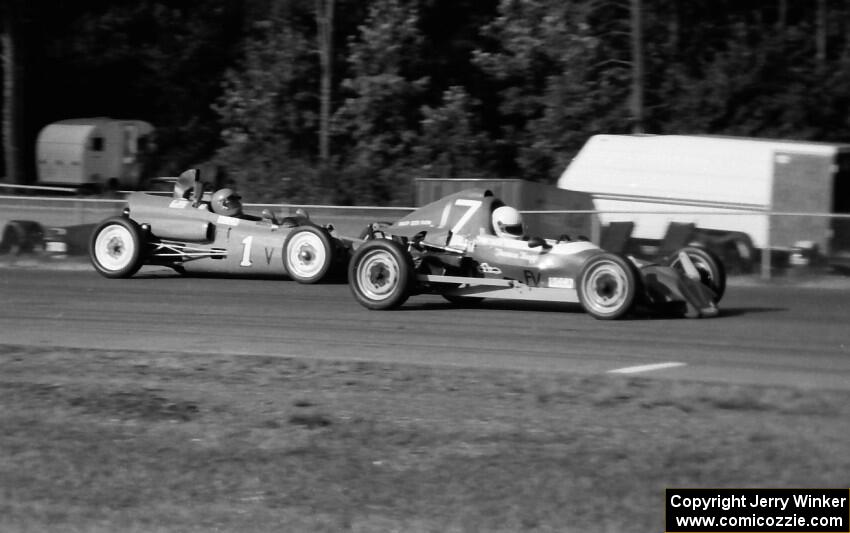 Thomas Knapp's Lynx passes Curtis Rehder's Kellison Mk.1 during Formula Vee practice.