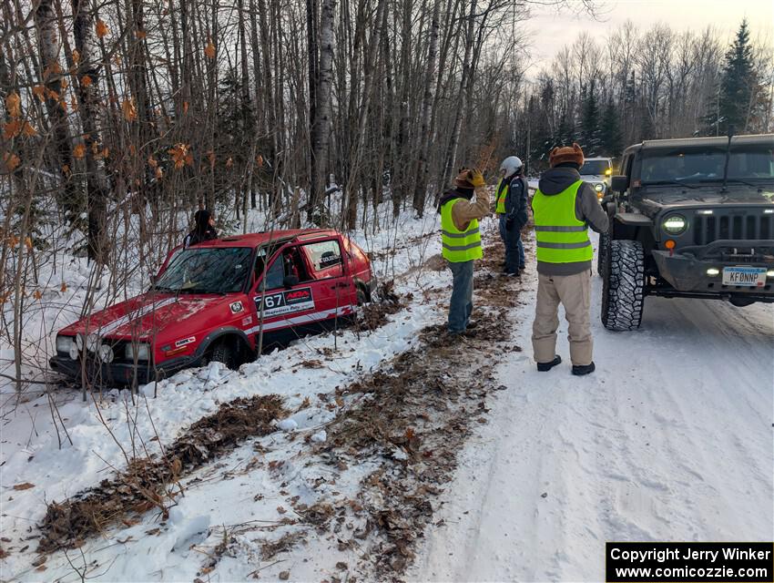 Nino Ortega / Peyton Goldenstein VW GTI is extracted on SS2, Nemadji Trail West I.