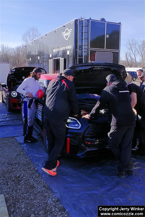 Luis Perocarpi / Carlos Schrunder MINI Countryman JCW All4 at Potosi service on day one.