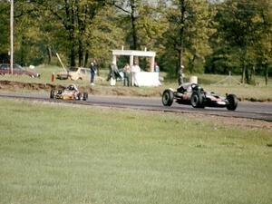 Formula Vees: Mike Sparks's Caldwell Thomson leads Dave Erickson's Lynx B through turn 4.