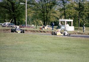 Formula Vees: Scott Gates's Lynx B passes Steven Chies's Lynx B while Jon Dekko's Lynx B DE82 follows.