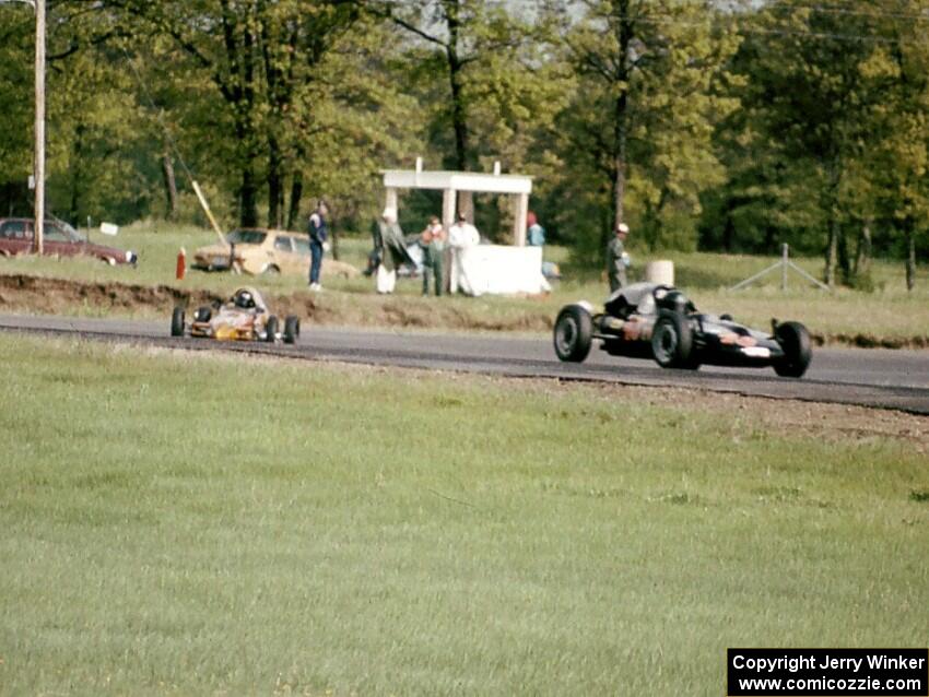 Formula Vees: Mike Sparks's Caldwell Thomson leads Dave Erickson's Lynx B through turn 4.