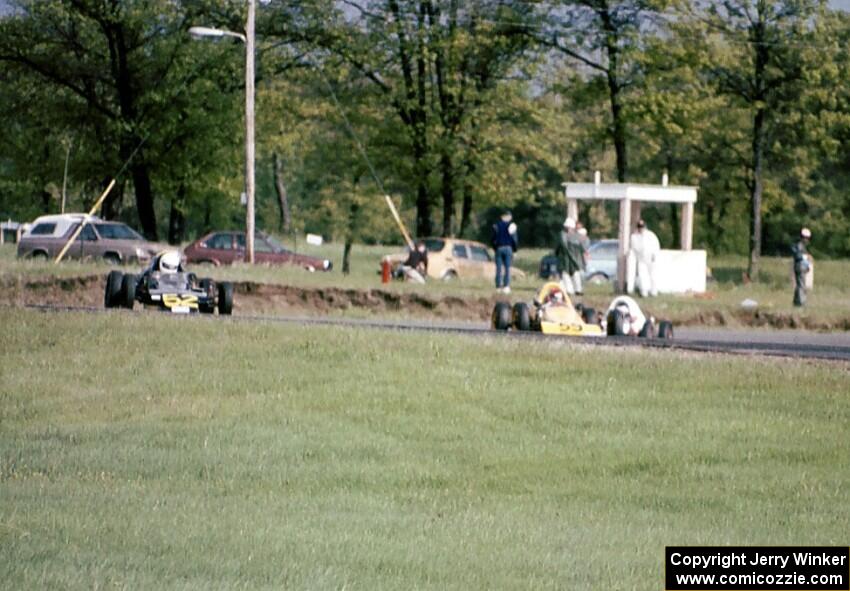 Formula Vees: Scott Gates's Lynx B passes Steven Chies's Lynx B while Jon Dekko's Lynx B DE82 follows.