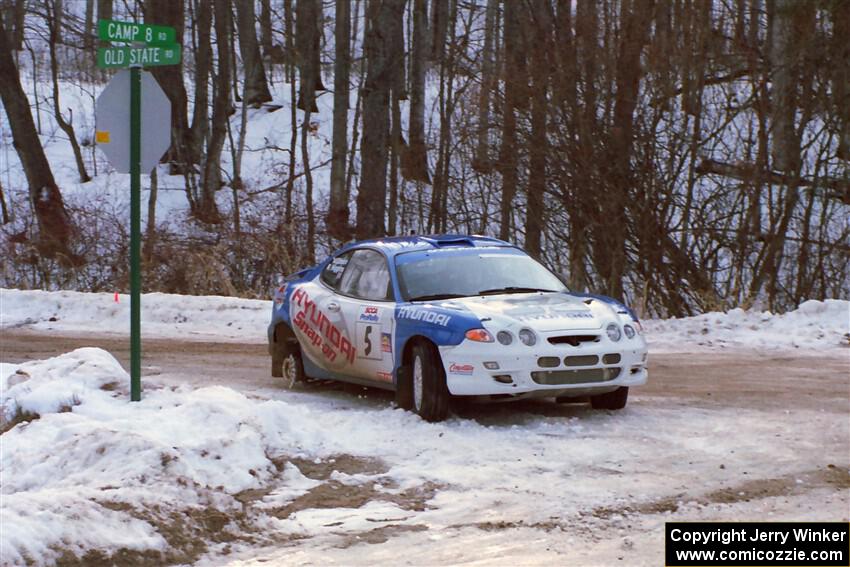 Mark Higgins / Michael Gibson Hyundai Tiburon limps through SS9, Camp 8, with a broken wheel.