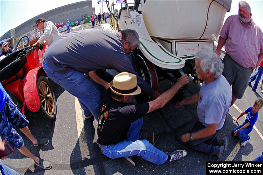 Ned Protexter's 1907 Brasier gets a tire change in Buffalo.