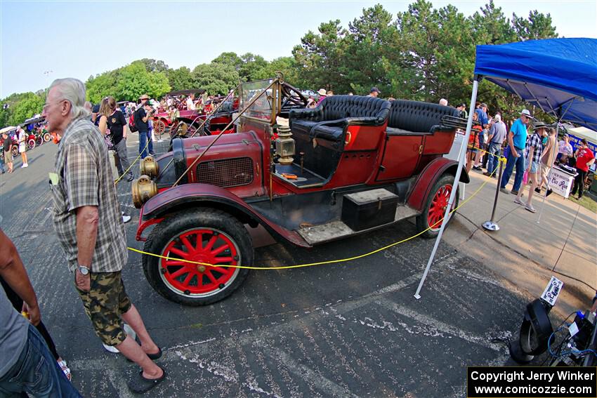 1910 White Model 00 on display at the finish.