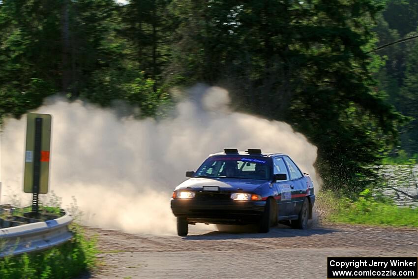Joe Boburka / Elizabeth Unglenieks-Ploeg Ford Escort on SS6, Camp 3 South.