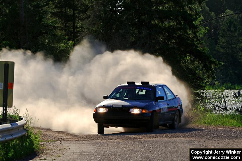 Joe Boburka / Elizabeth Unglenieks-Ploeg Ford Escort on SS6, Camp 3 South.