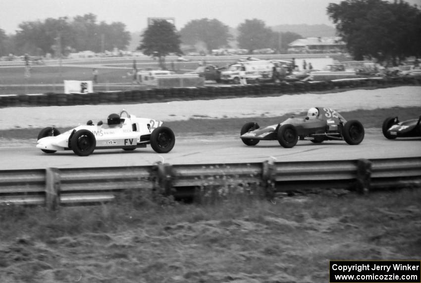 Greg Smith's Citation-Zink Z-18B leads Rick Kammen's Lynx B during the Formula Vee race.