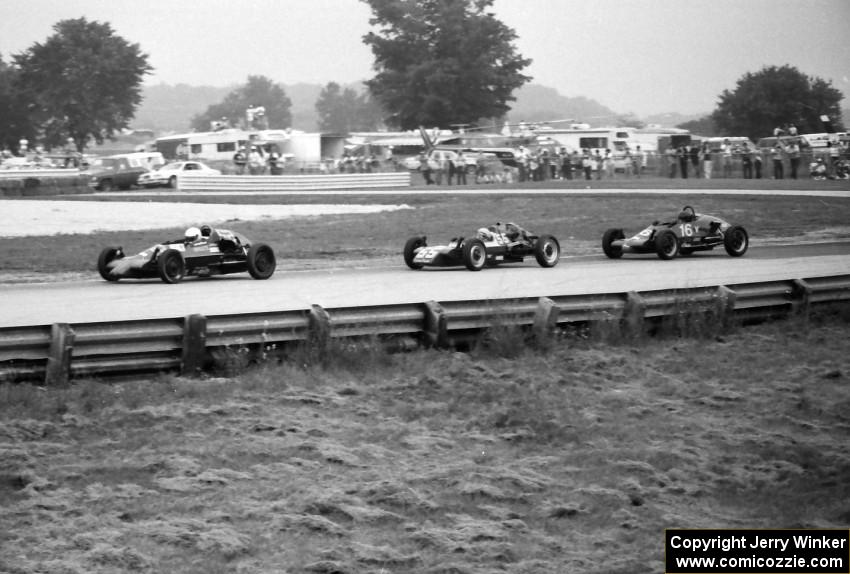 Chris Schultz's Zink Z-18 battles John Hogdal's Napmobile RJ-2 and Scott Rubenzer's Citation 84V during the Formula Vee race