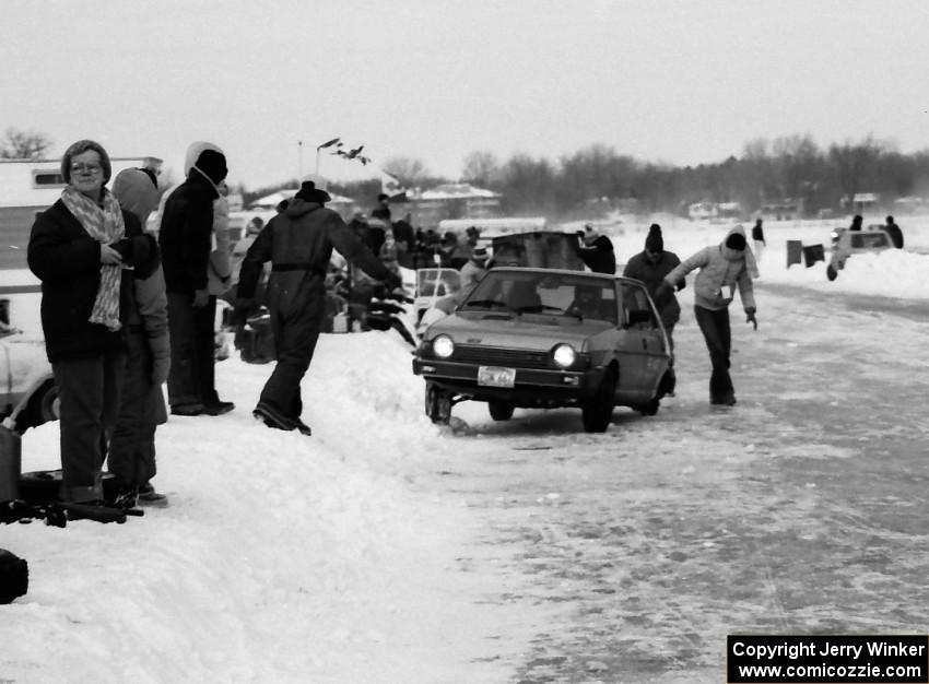 The Greg Wernecke / Mike Thompson Fiat Strada comes into the pit minus a wheel.