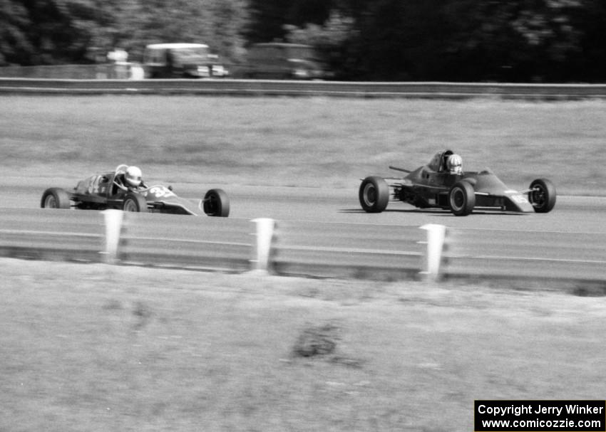 Bill Bergeron's Viking (L) and ???'s Van Diemen RF85 (R) Formula Fords