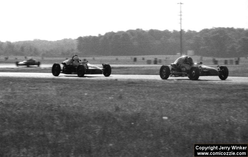 Dave Erickson's Lynx B leads ???'s Lynx B during the Formula Vee race.