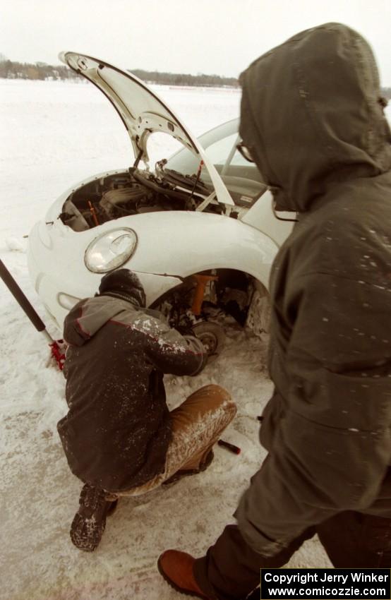 Jonathan Schmelz / Mike Wren VW New Beetle preps for the enduro