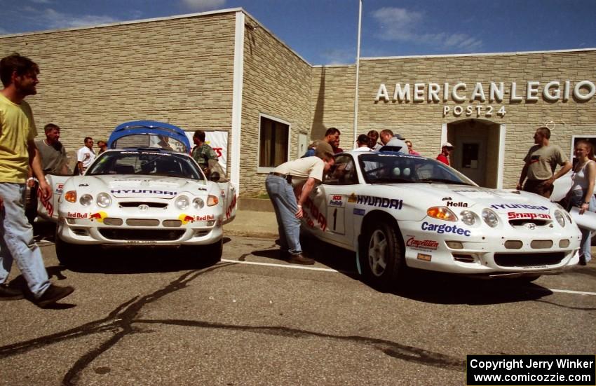 The Hyundai Tiburons of Paul Choinere / Jeff Becker (L) and Noel Lawler / Charles Bradley (R)