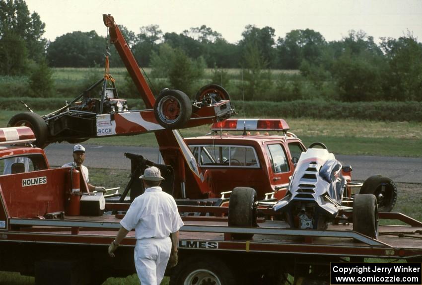 Terry Orr's Lola T-440 Formula Ford gets lifted onto the flatbed next to ???'s Van Dieman RF84 Formula Ford