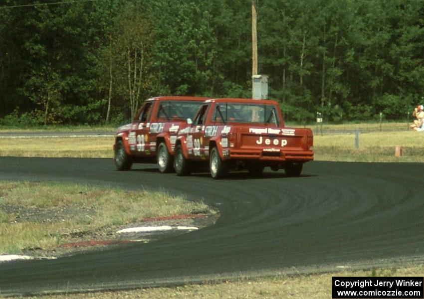 Tommy Archer ahead of brother Bobby Archer both in Jeep Comanches