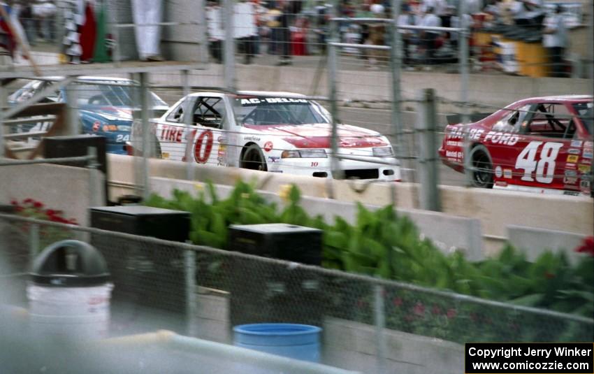 (48) Joe Nott's Ford Thunderbird and (10) Tony Roper's Chevy Lumina