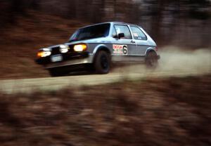 Bob Nielsen / Heikke Nielsen go down Parkway Forest Road on SS1 in their VW GTI.