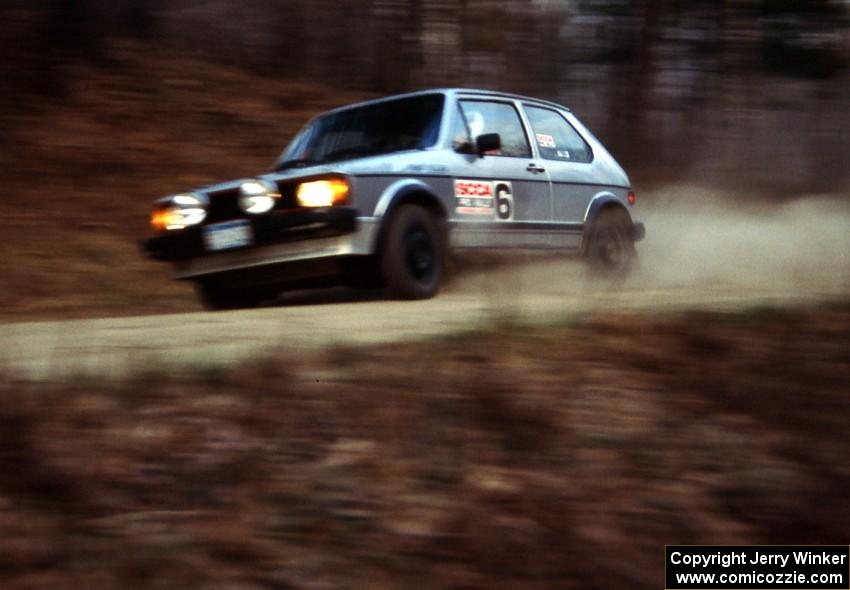 Bob Nielsen / Heikke Nielsen go down Parkway Forest Road on SS1 in their VW GTI.