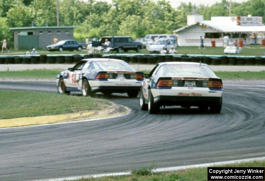 (13) Mitch Wright / Leighton Reese and (33) Joe Aquilante / Ed Mecum, Sr. / Ed Mecum, Jr. Chevy Camaros